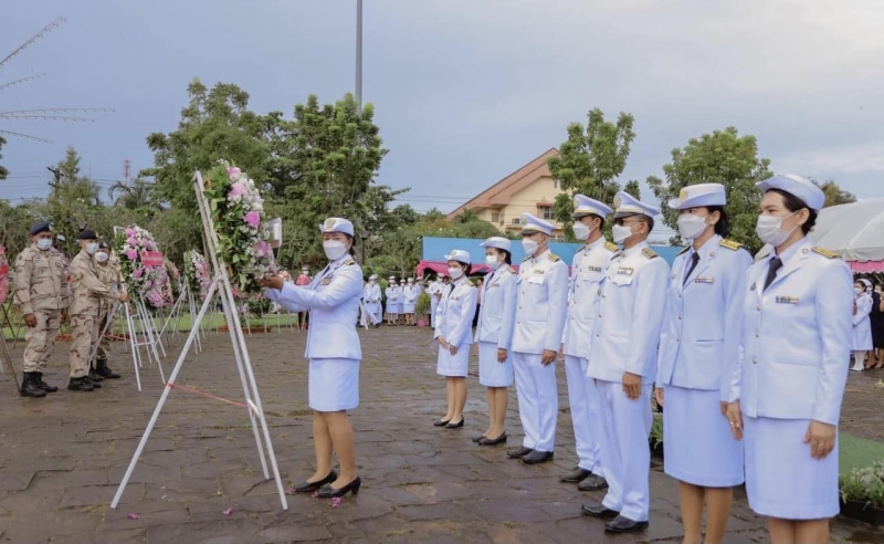 🙏🏻น้อมรำลึก "สมเด็จพระปิยมหาราช"🙏🏻

🗓️เมื่อวันที่ 23ตุลาคม 2565 เวลา 09.00 น. นายอภินันท์ ชนะภัย นายกเทศมนตรีตำบลกะปาง มอบหมายให้ นางสาวกัลญา รอดแก้ว รองปลัดเทศบาล พร้อมด้วยพนักงานเทศบาลตำบลกะปาง ร่วมพิธีถวายพวงมาลาสักการะพระบรมราชานุสาวรีย์ พระบาทสมเด็จพระจุลจอมเกล้าเจ้าอยู่หัว รัชกาลที่ ๕ ณ บริเวณลานพระบรมรูปรัชกาลที่ ๕ สวนสาธารณเฉลิมพระเกียรติ ๖ รอบพระชนมพรรษา เทศบาลเมืองทุ่งสง ต.ปากแพรก อ.ทุ่งสง จ.นครศรีธรรมราช เนื่องใน"วันปิยมหาราช" ๒๓ ตุลาคม ๒๕๖๕ เพื่อน้อมรำลึกถึงพระมหากรุณาธิคุณ ที่ทรงปฏิบัติพระราชกรณียกิจเพื่อประโยชน์สุขแก่ปวงชนชาวไทยตลอดมา

โดยมี นาย ถิรนาถ เอสะนาชาตัง นายอำเภอทุ่งสง เป็นประธานในพิธีฯ

📌#วันปิยมหาราช ตรงกับวันที่ ๒๓ ตุลาคม ของทุกปี เป็นวันคล้ายวันสวรรคตของพระบาทสมเด็จพระจุลจอมเกล้าเจ้าอยู่หัว เนื่องจากพระองค์ทรงเป็นที่รักใคร่อย่างล้นเหลือของพสกนิกรทั้งชาวไทยและชาวต่างประเทศ พระองค์จึงได้รับการถวายพระราชสมัญญานามว่า "สมเด็จพระปิยมหาราช" ซึ่งมีความหมายว่า "พระมหากษัตริย์ที่ทรงเป็นที่รักยิ่งของปวงชน" ด้วยความสำนึกในพระมหากรุณาธิคุณ รัฐบาลจึงได้ประกาศให้วันที่ ๒๓ ตุลาคม เป็น "วันปิยมหาราช"

#วันปิยมหาราช

#ประชาสัมพันธ์เทศบาลตำบลกะปาง