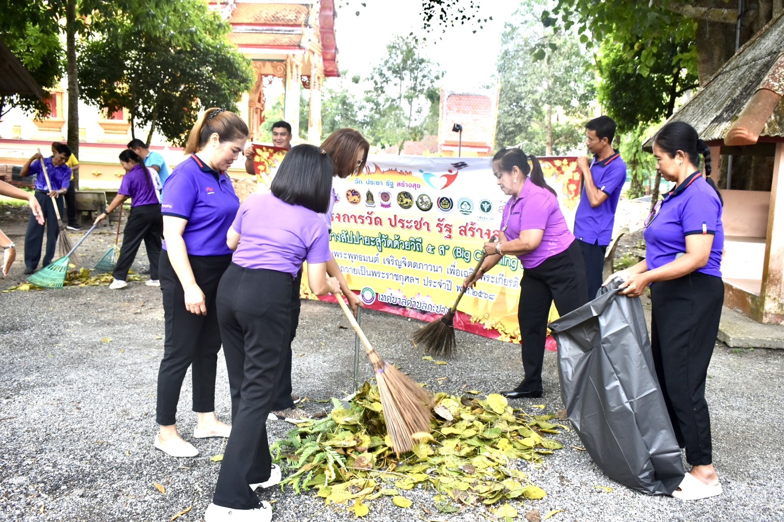 💜🤍ทต.กะปาง จัดกิจกรรมโครงการ วัด ประชา รัฐ สร้างสุข "รวมพลังสร้างสัปปายะสู่วัดด้วยวิถี 5 ส.🤍💜
วันที่ 30 พฤษภาคม พ.ศ.2568 / เวลา 15.00 น.
นายอุทัย จงสวัสดิ์ นายกเทศมนตรีตำบลกะปาง พร้อมด้วย คณะผู้บริหาร พนักงานเทศบาลตำบลกะปาง ได้จัดกิจกรรมโครงการ วัด ประชา รัฐ สร้างสุข "รวมพลังสร้างสัปปายะสู่วัดด้วยวิถี 5 ส. (Big Cleaning Day)" ณ วัดราษฎร์ปรีชา(กะโสมใต้) เพื่อถวายเป็นพระราชกุศล เนื่องในโอกาสวันเฉลิมพระชนมพรรษา สมเด็จพระนางเจ้าฯ พระบรมราชินี 3 มิถุนายน