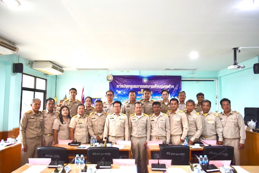 “เทศบาลตำบลกะปางเปิดประชุมสภาครั้งแรกสมาชิกกล่าวคำปฏิญาณตน พร้อมเลือกประธาน-รองประธานสภาฯ เตรียมเดินหน้าทำงานเพื่อประชาชน“

วันที่  16 มิถุนายน  2568  เวลา 10.30 น. นายสมคิด กาฬสุวรรณ นายอำเภอทุ่งสง  เป็นประธานประชุมสภาเทศบาลตำบลกะปางครั้งแรก  โดยมีนายอภิชาติ แก่นแก้ว ท้องถิ่นอำเภอทุ่งสง หัวหน้าส่วนราชการ  สมาชิกสภาเทศบาลตำบลกะปางทั้ง  2 เขต จำนวน 12 คน  เข้าร่วมประชุม  ซึ่งมติที่ประชุมได้เลือกให้นายสัมพันธ์ ใจกระจ่าง เป็นประธานสภาเทศบาลตำบลกะปาง นายสาโรจน์ ใจกระจ่าง รองประธานสภา และนายชลิต ไทยทอง ปลัดเทศบาล เป็นเลขานุการสภาเทศบาลตำบลกะปาง รวมทั้งกำหนดสมัยประชุมสามัญประจำปี 2568 กำหนดสมัยประชุมสามัญประจำปีสมัยแรกของปีถัดไป และการเลือกคณะกรรมการสามัญ และคณะกรรมการตรวจรายงานการประชุม  ณ ห้องประชุมสภาเทศบาลตำบลกะปาง ตำบลกะปาง อำเภอทุ่งสง จังหวัดนครศรีธรรมราช

#เลือกประธานสมาชิกสภาฯ
#ประชุมสภาฯครั้งแรก