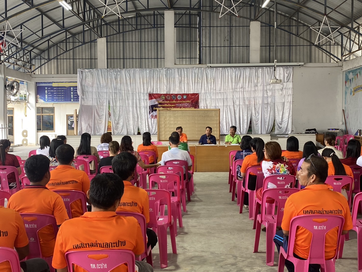 วันพฤหัสบดี ที่ 3 กรกฏาคม พ.ศ. 2568 เวลา 09.00 น.
     เทศบาลตำบลกะปาง โดย นายอุทัย จงสวัสดิ์ นายกเทศมนตรีตำบลกะปาง พร้อมด้วย คณะผู้บริหาร สมาชิกสภาเทศบาล ปลัดเทศบาล พนักงานเทศบาล และพนักงานจ้างเทศบาลตำบลกะปาง เข้าร่วมการประชุมประจำเดือน
     การประชุมในครั้งนี้ เพื่อมอบนโยบายการปฏิบัติงานแก่พนักงานเทศบาลและพนักงานจ้าง สร้างความโปร่งใสและมีมาตรฐานในการปฏิบัติงานที่ชัดเจน บริการประชาชนได้อย่างมีประสิทธิภาพให้มีความสะดวกรวดเร็ว ทันต่อความต้องการให้เกิดประโยชน์สูงสุดต่อประชาชน 🤝🏻