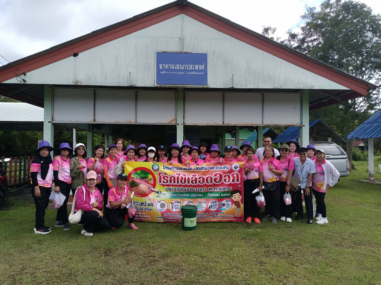 วันที่ 17 กรกฎาคม 2568 เวลา 09.30 น. นายอุทัย จงสวัสดิ์ นายกเทศมนตรีตำบลกะปาง มอบหมาย นายอภิชาติ ใจกระจ่าง รองนายกเทศมนตรีตำบลกะปาง ให้งานสาธารณสุข พร้อมด้วย เจ้าหน้าที่โรงพยาบาลค่ายเทพสตรีศรีสุนทร และอาสาสมัครสาธารณสุขประจำหมู่บ้าน ร่วมโครงการรณรงค์ ป้องกัน และควบคุมโรคไข้เลือดออก ประจำปีงบประมาณ พ.ศ. 2568 กิจกรรมรณรงค์ป้องกันโรคไข้เลือดออก กำจัดลูกน้ำยุงลายด้วยการใช้ทรายอะเบท ณ หมู่ที่ 9 ตำบลกะปาง