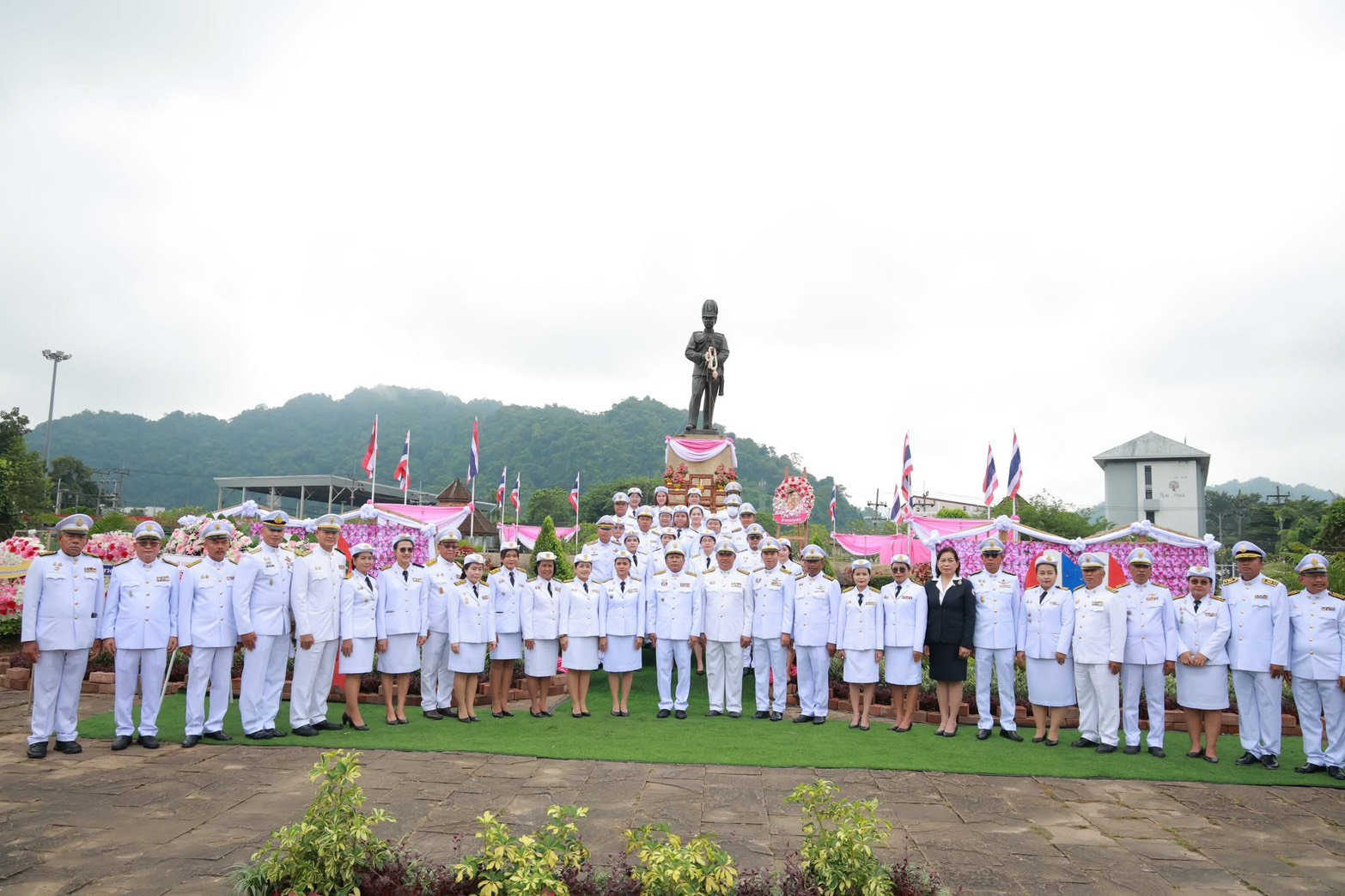🙏🏽🩷🌹 พิธีวางพวงมาลาพระบรมราชานุสาวรีย์ พระบาทสมเด็จพระจุลจอมเกล้าเจ้าอยู่หัว เนื่องในวันปิยมหาราช ประจำปี 2568

วันพฤหัสบดี ที่23 ตุลาคม 2568
นายอุทัย จงสวัสดิ์ นายกเทศมนตรีตำบลกะปาง มอบหมายให้ นายน้อม ศรีสวัสดิ์ รองนายกเทศมนตรี พร้อมด้วย นางกิจจา เพียรดี เลขานุการนายกเทศมนตรี สมาชิกสภาเทศบาล  หัวหน้าส่วนราชการ ข้าราชการ และพนักงานเทศบาลตำบลกะปาง ร่วมพิธีวางพวงมาลาพระบรมราชานุสาวรีย์ พระบาทสมเด็จพระจุลจอมเกล้าเจ้าอยู่หัว เนื่องในวันปิยมหาราช ประจำปี 2568 โดยมี นายสมคิด กาฬสุวรรณ นายอำเภอทุ่งสง เป็นประธานในพิธีฯ  ณ สวนสาธารณะเฉลิมพระเกียรติ 6 รอบ พระชนมพรรษาฯ (สวนหลวง ร.5)