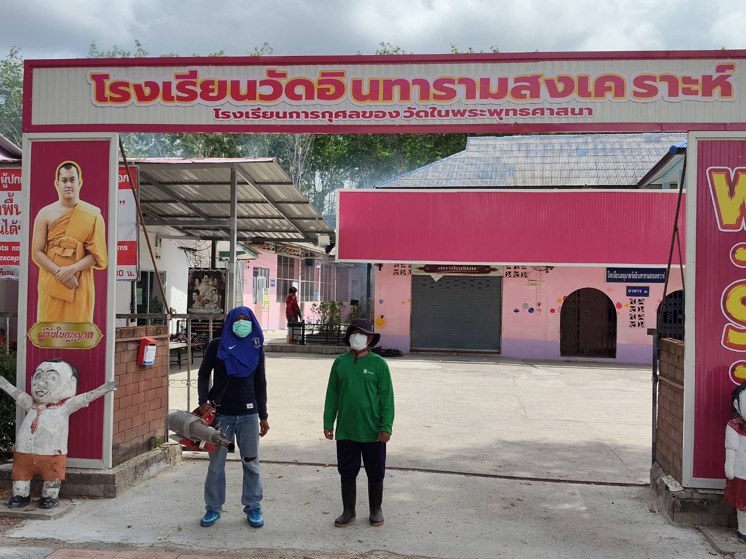 วันที่ 2 พฤษภาคม 2569 นายอุทัย จงสวัสดิ์ นายกเทศมนตรีตำบลกะปาง มอบหมาย นายอภิชาติ ใจกระจ่าง รองนายกเทศมนตรี ให้งานบริหารงานสาธารณสุข สำนักปลัดเทศบาล ดำเนินการฉีดพ่นหมอกควันกำจัดยุง ตามโครงการรณรงค์ ควบคุม และป้องกันโรคไข้เลือดออกตำบลกะปาง ประจำปีงบประมาณ พ.ศ. 2569 ให้แก่ โรงเรียนอนุบาลวัดอินทารามสงเคราะห์ โรงเรียนราชประชานุเคราะห์ 6 และโรงเรียนบ้านพูน ครั้งที่ 1