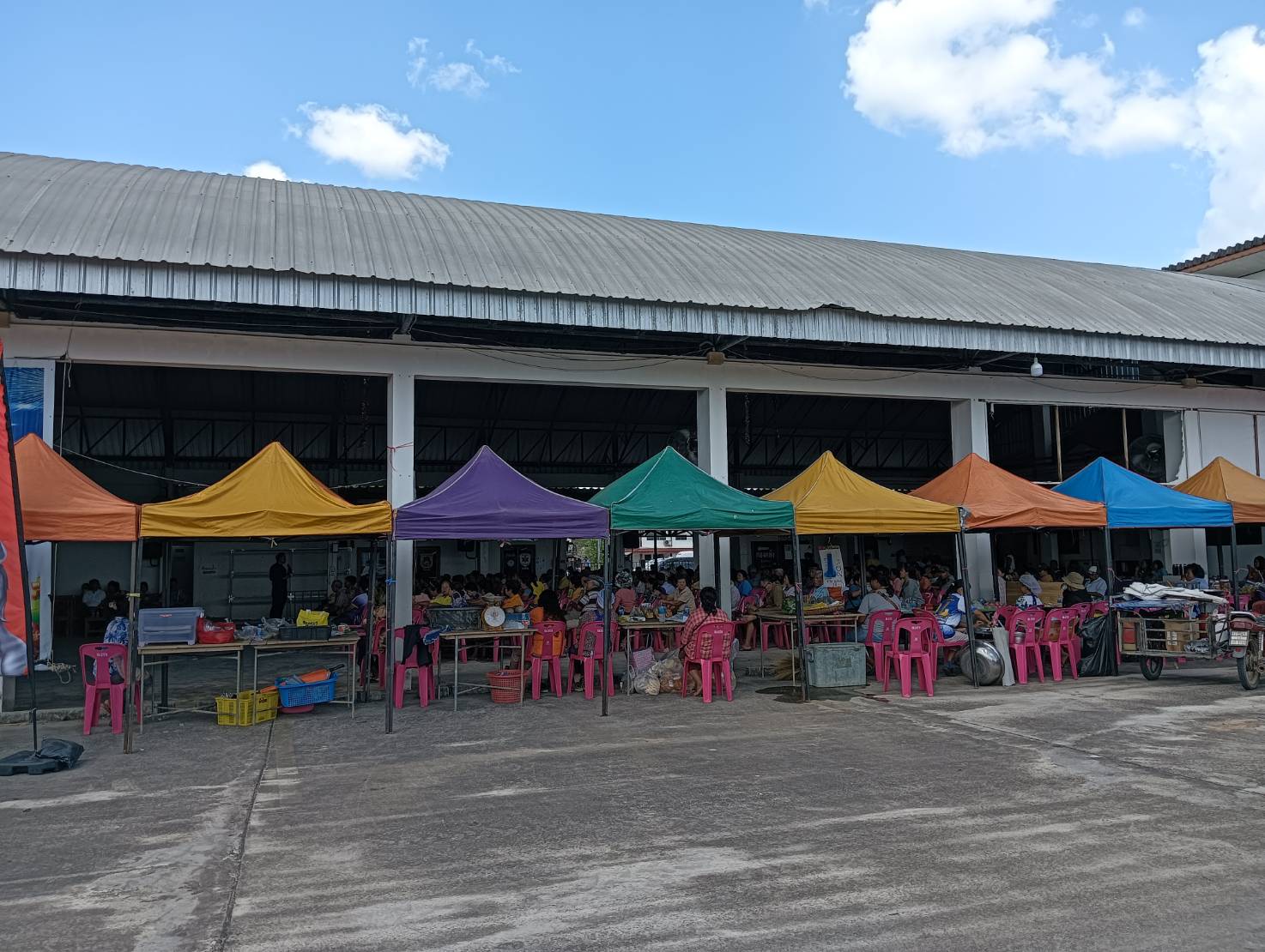 เทศบาลตำบลกะปางมีการจำหน่ายสินค้าในชุมชน ณ เทศบาลตำบลกะปาง เวลา 13.00น.
