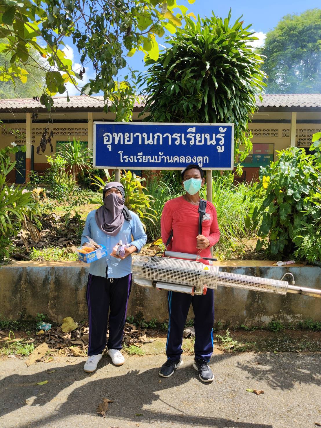 วันที่ 23 พฤษภาคม 2569 นายอุทัย จงสวัสดิ์ นายกเทศมนตรีตำบลกะปาง มอบหมาย นายอภิชาติ ใจกระจ่าง รองนายกเทศมนตรี ให้ งานบริหารงานสาธารณสุข สำนักปลัดเทศบาล ดำเนินการฉีดพ่นหมอกควันกำจัดยุง ตามโครงการรณรงค์ ควบคุม และป้องกันโรคไข้เลือดออกตำบลกะปาง ประจำปีงบประมาณ พ.ศ. 2569 ให้แก่ โรงเรียนวัดกะโสม ศูนย์พัฒนาเด็กเล็กบ้านลานช้าง ศูนย์พัฒนาเด็กเล็กบ้านคลองตูก และโรงเรียนบ้านคลองตูก ครั้งที่ 2